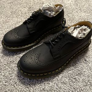 Dr Martens Wingtip Shoes UK 8 US 9 Saxon 3989 Black‎ Noir Greasy 5 Eyelets BNWT